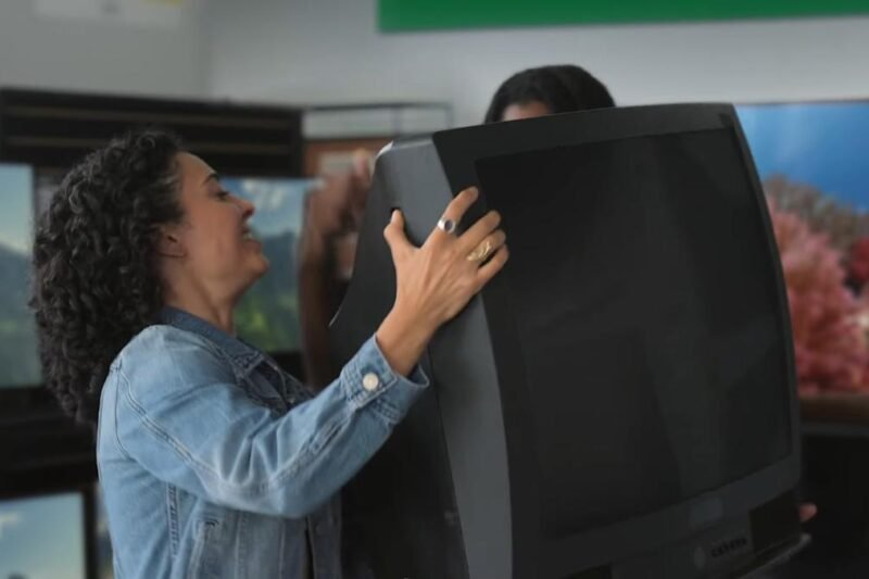 Verizon's latest ad defies CRT physics