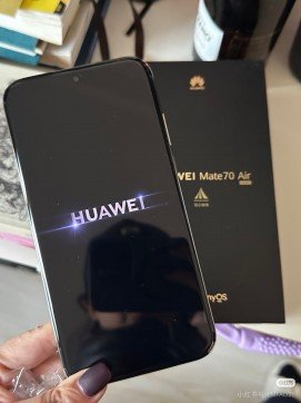 Huawei Mate 70 Air poses for the camera