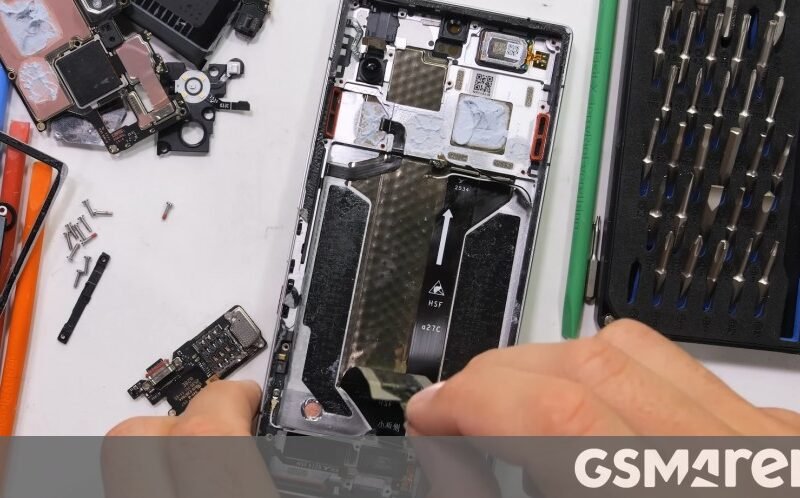 RedMagic 11 Pro gets disassembled on video, see the liquid cooling loop from the inside